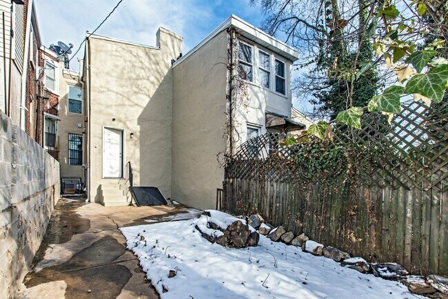 Photo - 3 bedroom, 1.5 bath fully renovated townhome in City of Wilmington