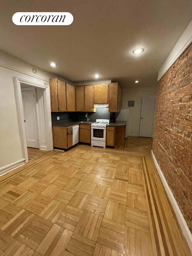 Photo - 5025 Broadway