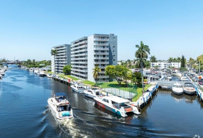 Building Photo - 1800 NW 24th Ave Unit 420