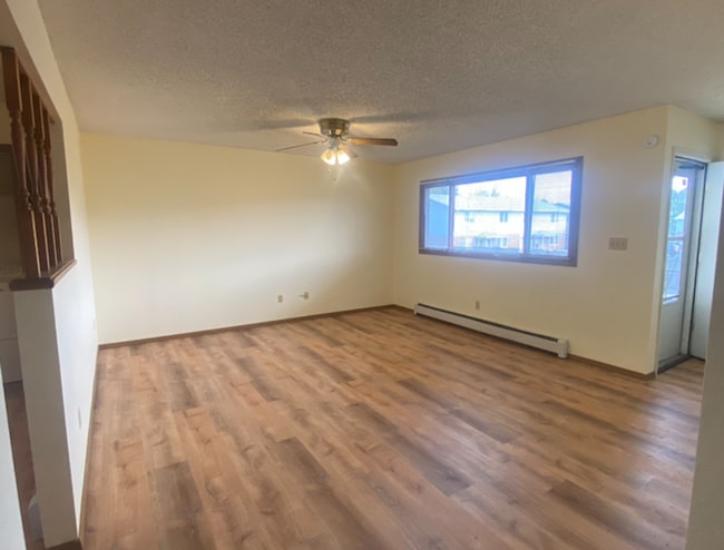 Building Photo - 2 Bed Upper-Level Apartment w/ In-Unit Washer & Dryer + Utilities Included! Unit 6