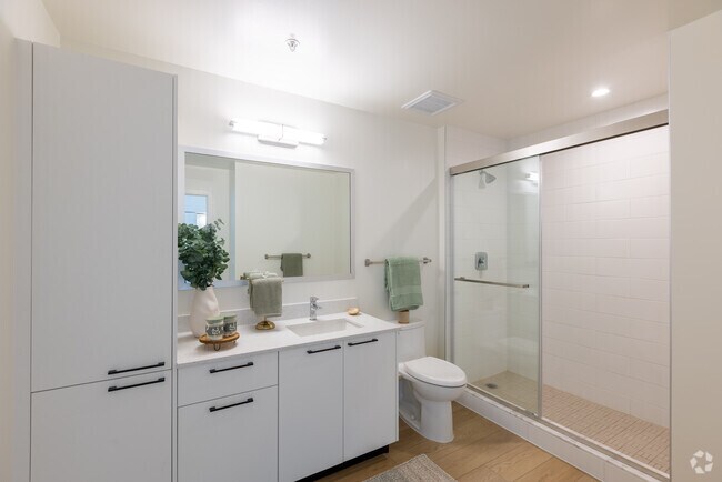 1BR, 1BA - 757SF - Bathroom - South Pointe Apartments