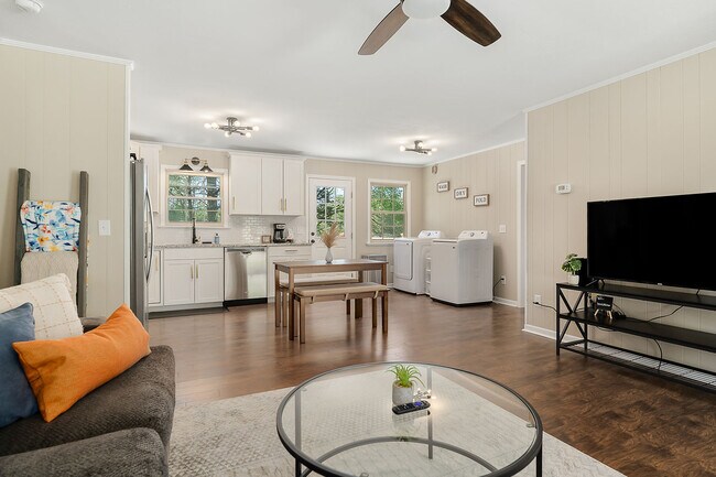 Photo - 326 Essex Rd Unit Blissful Boho Suite