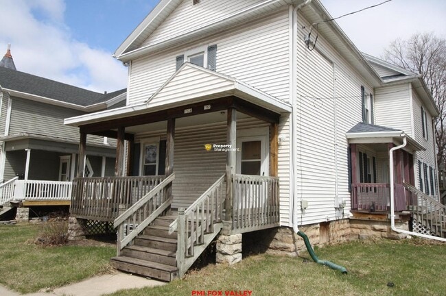 Building Photo - Large refurbished 3 Bedroom Upper Unit UPPER