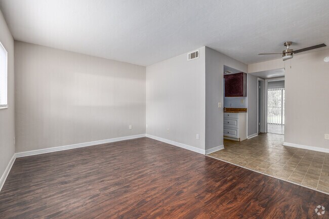 1BR, 1BA - 603SF - Living/Dining Room - Holly Heights North