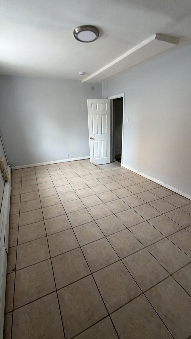 6 Rutgers Ave Bsmt - 8 Rutgers Ave Unit Bsmt