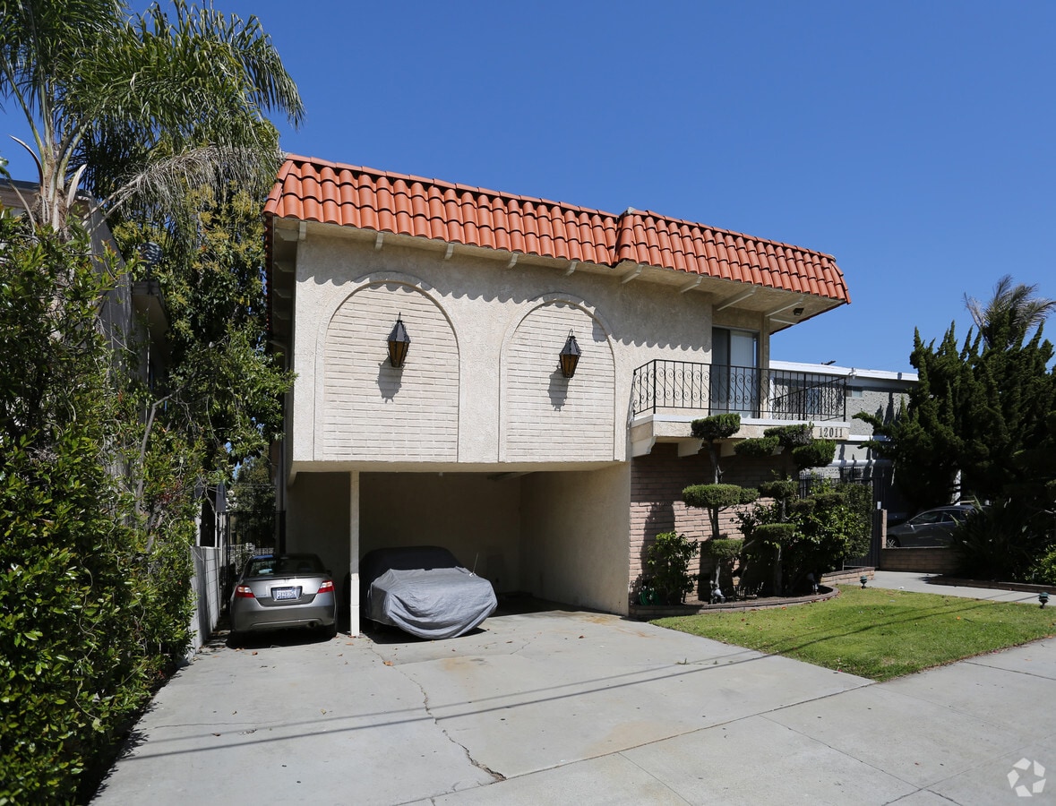 Foto principal - 12011 Pacific Ave