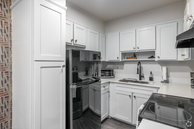 1BR, 1BA - 687SF - Kitchen