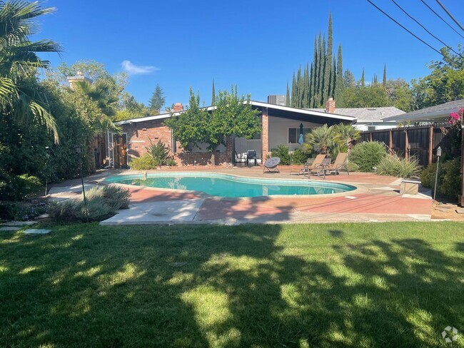 Building Photo - Beautiful Mid Century 3 Bedroom 3.5 Bathro... Rental