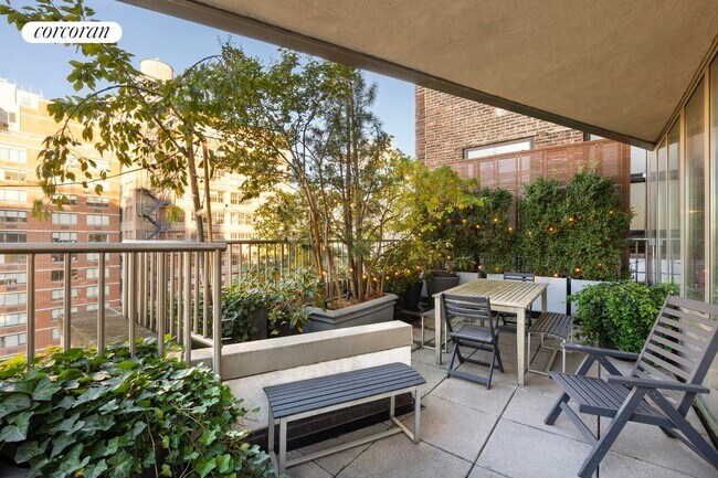 Photo - 224 W 18th St