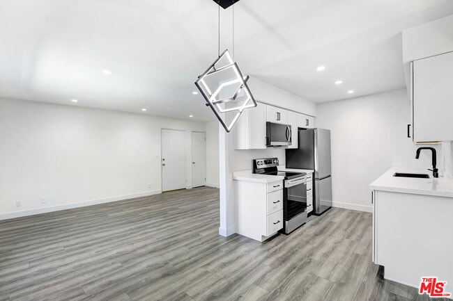 Building Photo - 1547 N Edison Blvd Rental