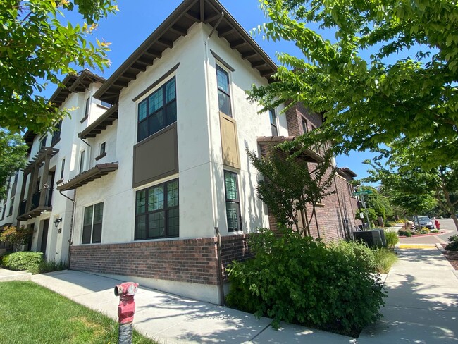 Pleasanton End Unit Andares Townhouse 3 BD... - Pleasanton End Unit Andares Townhouse 3 BD...