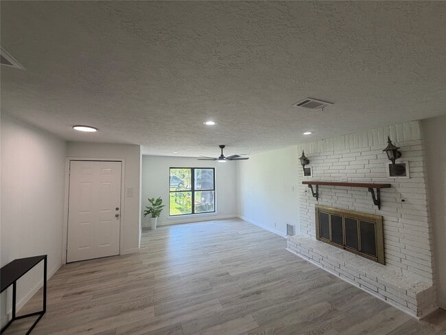 Photo - 143 Hollyvale Dr