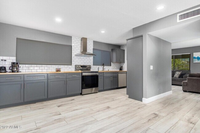 Photo - 1502 E Topeka Dr