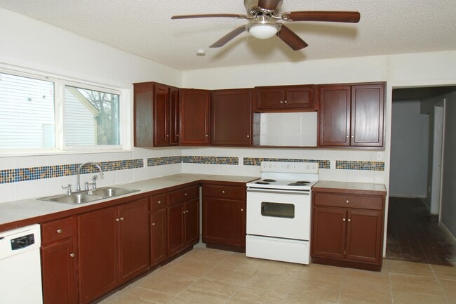 Photo - 527 W 6th St