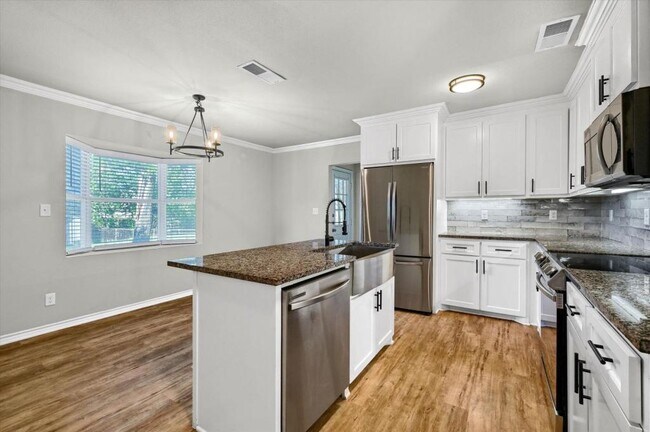 Photo - 810 N Throckmorton St