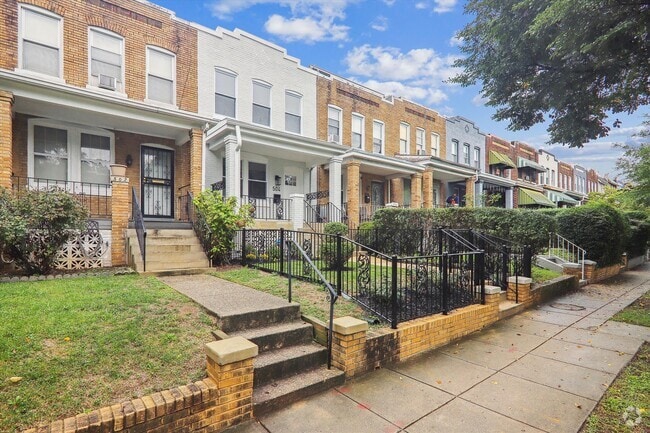 Building Photo - 504 24th St NE Rental