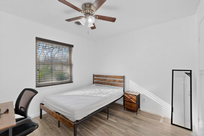 Photo - 404 Nottingham Dr