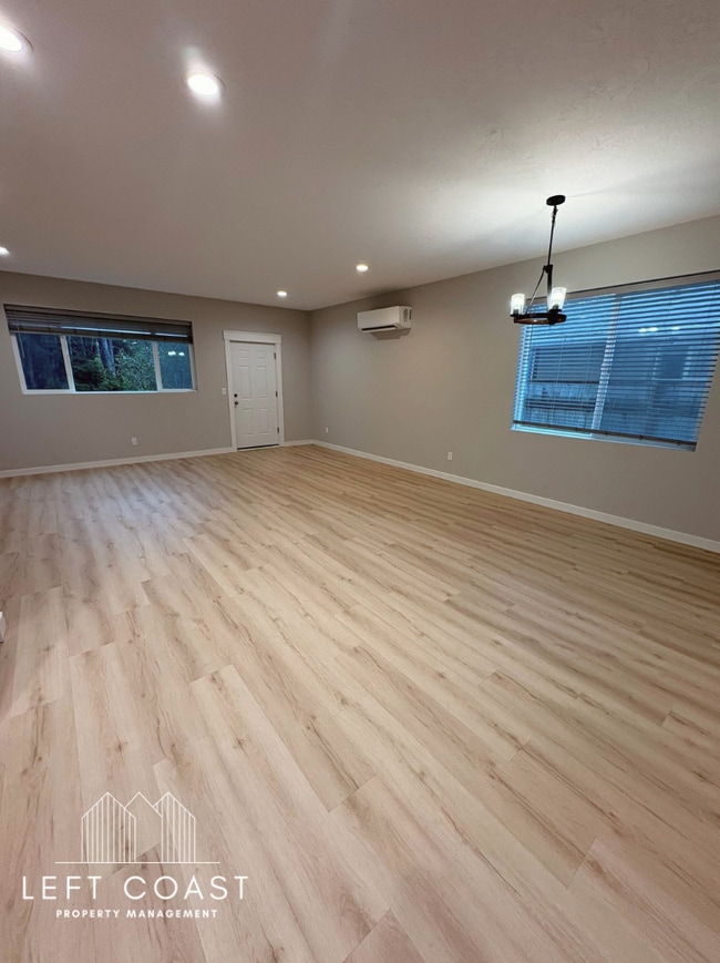 Photo - 425 SE Inlet Ave