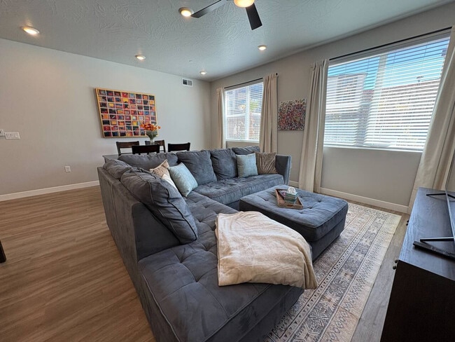 Building Photo - 206 N Chapparell Dr Unit SI ID1504815P