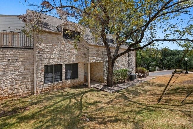 Building Photo - Beautiful Great Hills Townhome