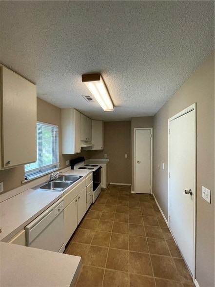 Photo - 2502 Mida Ave