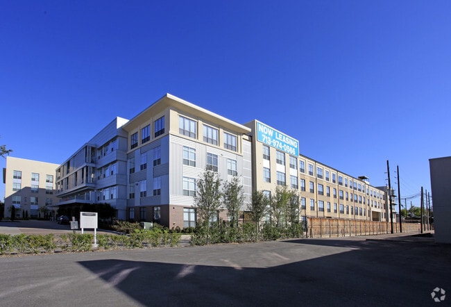Building Photo - Caroline on Voss