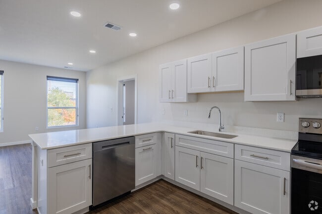2BR, 2BA - 957SF - Kitchen