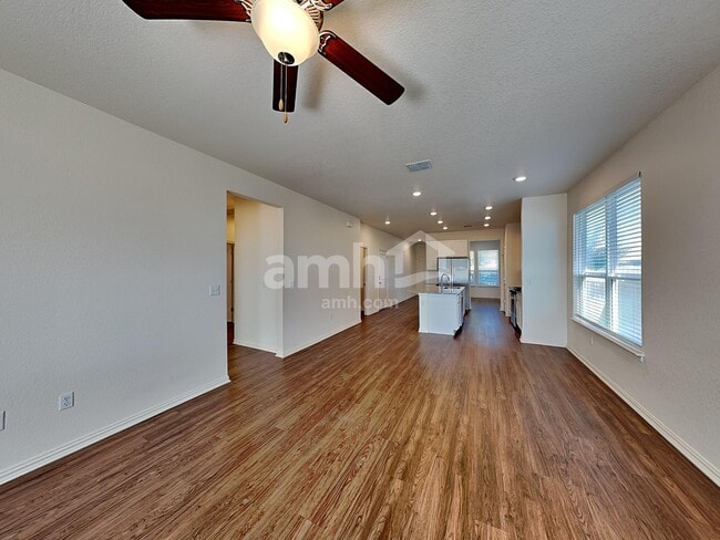 Photo - 421 Pebble Bend