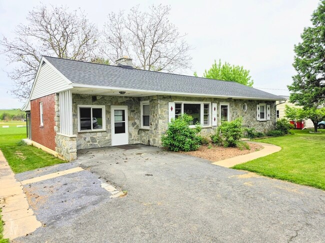 Photo - 2402 New Holland Pike