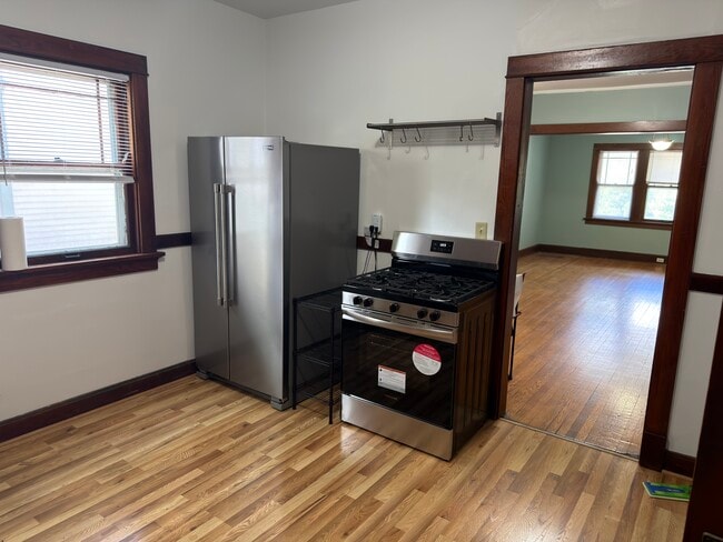 Building Photo - 1013 E Gorham St Unit Apt.1