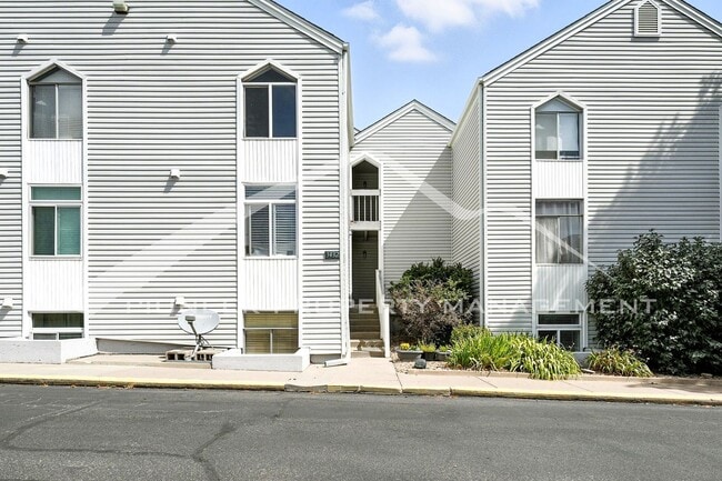 Building Photo - Spacious Condo with Central AC and Patio Unit F