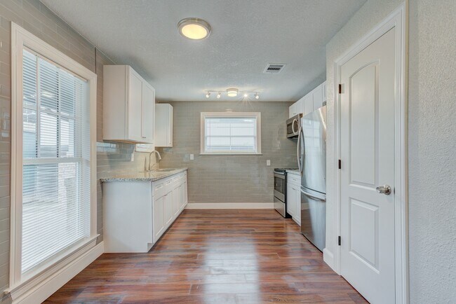 Photo - 2127 Maximilian St