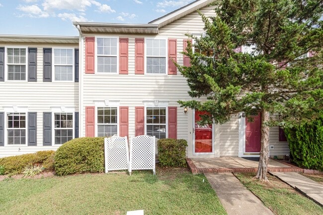 Building Photo - 3 Bedroom Townhome in Lee's Hill!