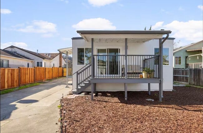 Building Photo - Furnished One Bedroom Cottage in Castro Valley