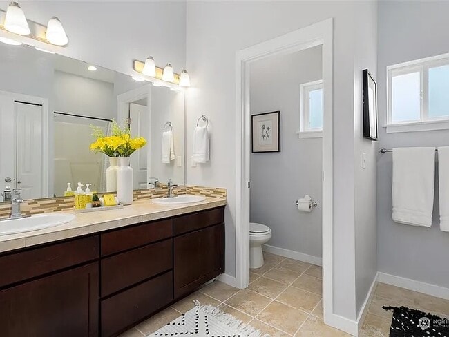 Photo - 930 N 96th St