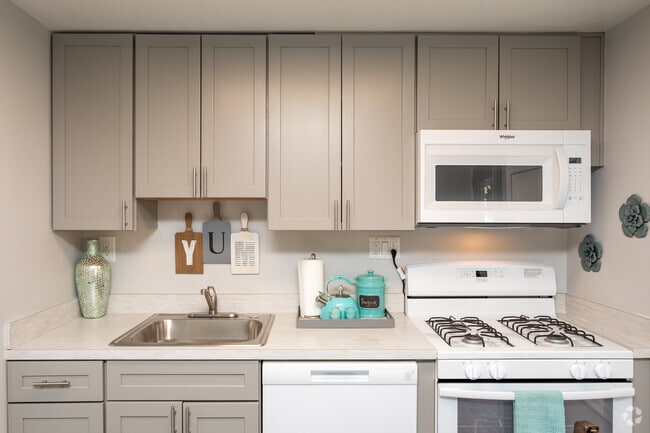 2BR,1BA - 760SF - Kitchen - Townhomes at Rivers Gate