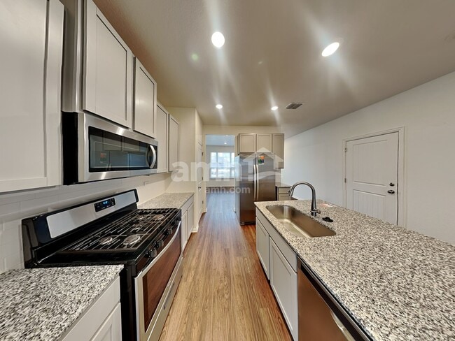 Photo - 2718 Wolfcreek