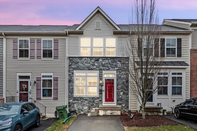 Building Photo - Commuter Friendly 3 Bed 3.5 Bath Townhome
