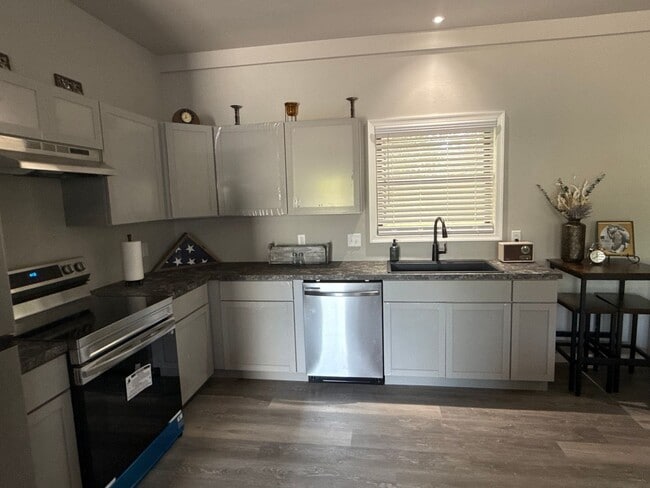 Photo - 3 Bedroom 2 Bath Home Newly Renovated