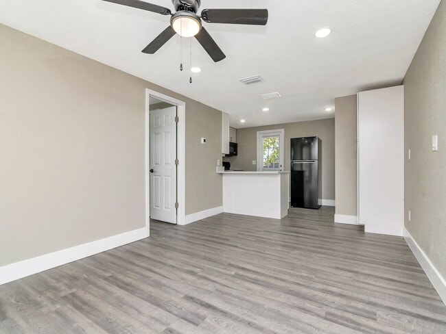 Building Photo - Great Location - 1 Bedroom 1 Bath Duplex w/ Backyard