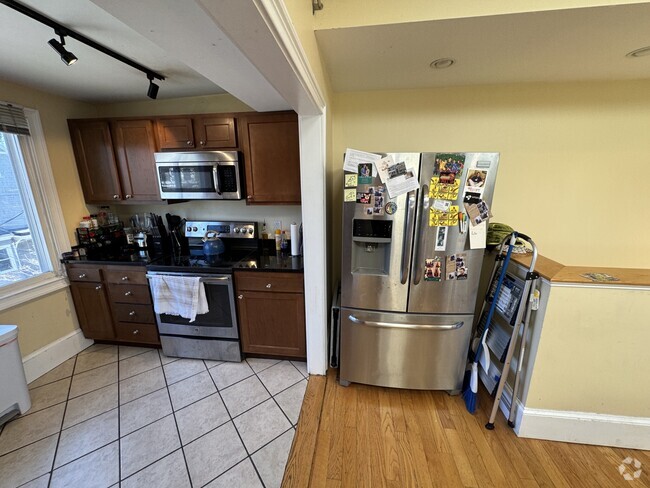 Building Photo - 208 Holland St Unit 2 Rental
