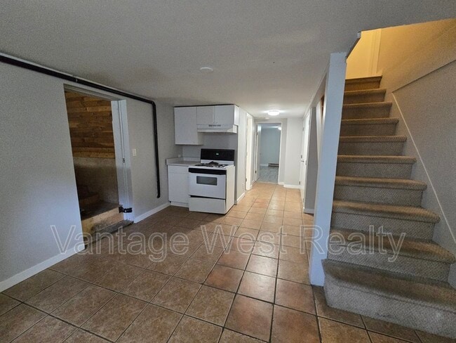 Photo - 320 Rutland Rd S