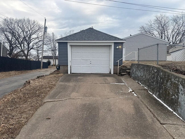 Photo - 1626 Florence Ln