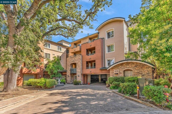 Building Photo - 1310 Creekside Dr Unit 303 Rental