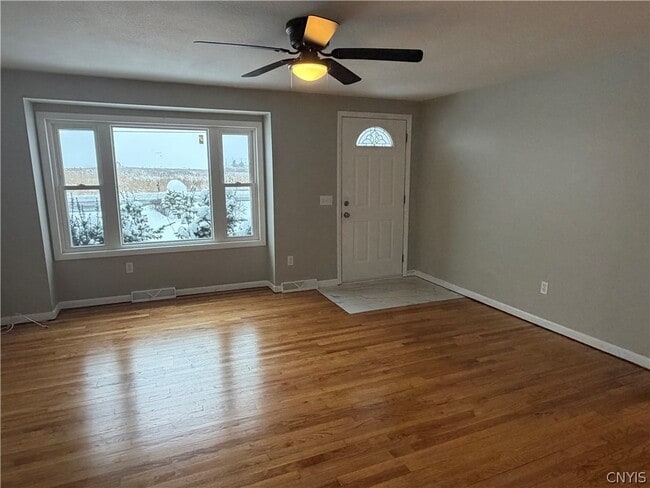 Photo - 8587 Caughdenoy Rd