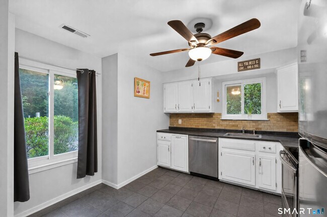 Photo - 71 Aiken St Unidad A1