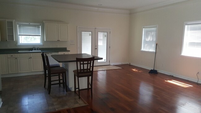 Photo - Cute house in downtown.