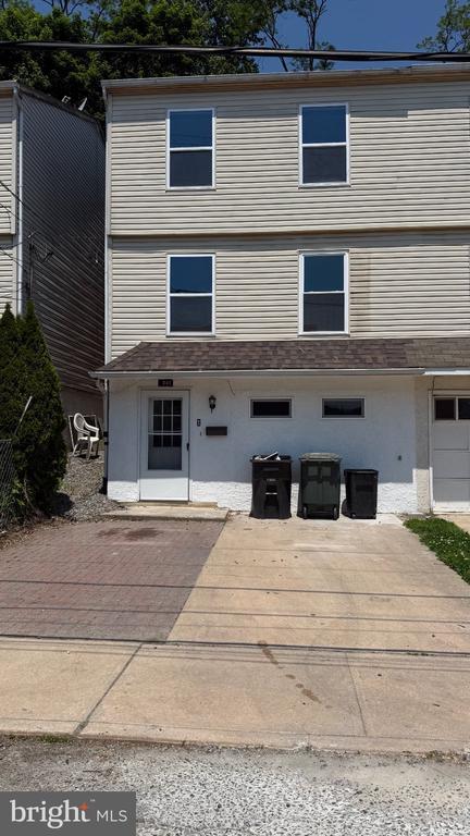 Building Photo - 845 Poplar St