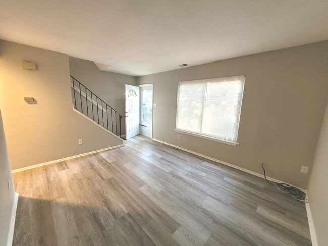 Building Photo - Townhouse in the Heart of Virginia Beach!