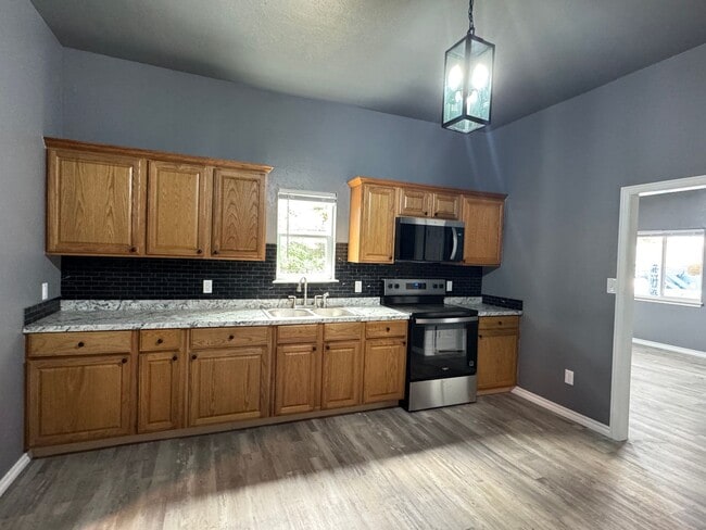Photo - 406 G St